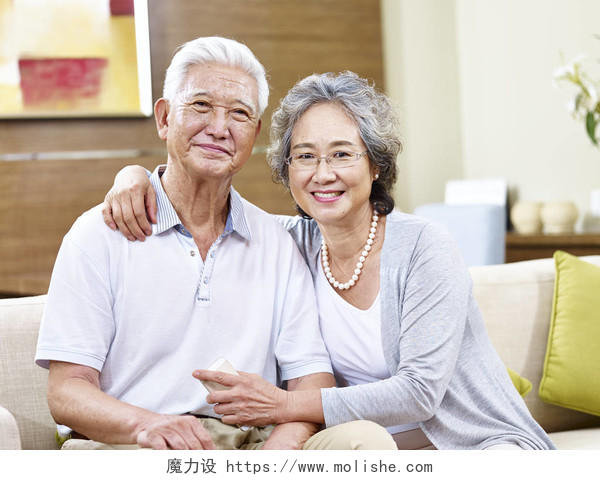 年长夫妇同坐在沙发上微笑晚年幸福微笑的老人